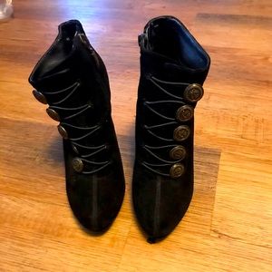 Black Guess heel boots with gold buttons